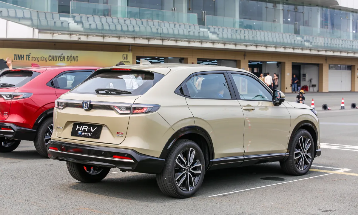 honda-hrv-2024-gia-lan-banh-thong-tin-xe-uu-dai-thang-09-2024-861-12 Đuôi xe Honda HR-V 2025 được thiết kế hiện đại và mạnh mẽ với đèn hậu LED liền mạch, tạo điểm nhấn sắc nét và dễ nhận diện.