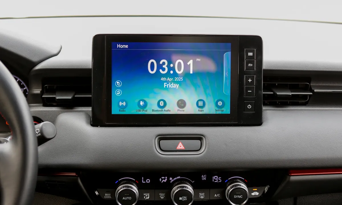 honda-hrv-2024-gia-lan-banh-thong-tin-xe-uu-dai-thang-09-2024-861-20 Màn hình giải trí cảm ứng 8 inch (tất cả phiên bản), với giao diện trực quan, sắc nét. Hỗ trợ kết nối Apple CarPlay, Android Auto không dây và Bluetooth.