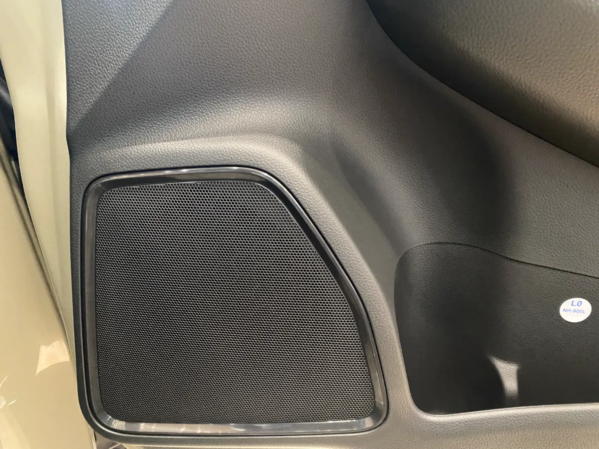 honda-hrv-2024-gia-lan-banh-thong-tin-xe-uu-dai-thang-09-2024-861-21 Hệ thống âm thanh chất lượng cao 6 loa (phiên bản G) và 8 loa trên phiên bản L và RS, mang đến trải nghiệm âm nhạc sống động.