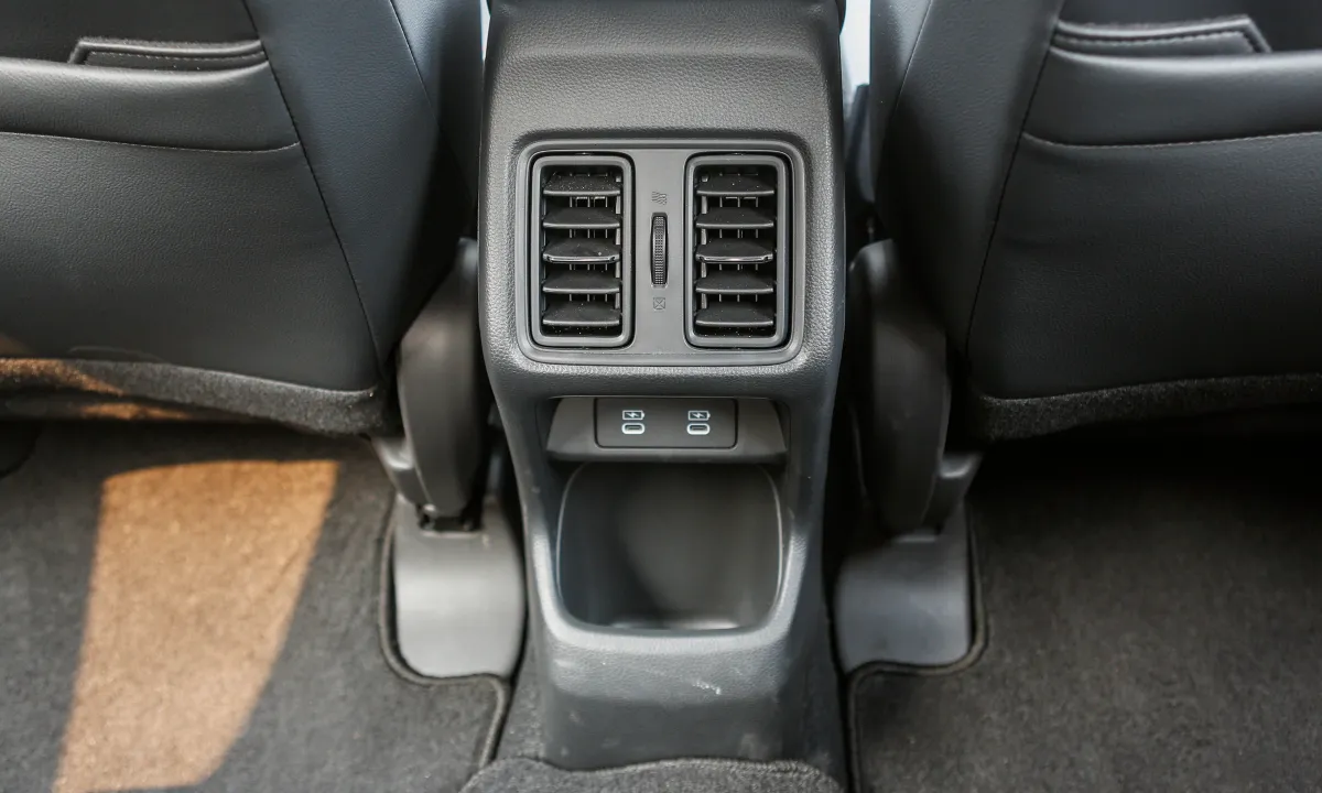 honda-hrv-2024-gia-lan-banh-thong-tin-xe-uu-dai-thang-09-2024-861-24 Cửa gió điều hòa hàng ghế sau đảm bảo không khí mát lạnh lan tỏa đều khắp khoang cabin.