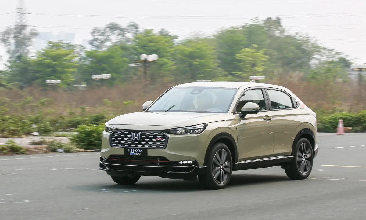honda-hrv-2024-gia-lan-banh-thong-tin-xe-uu-dai-thang-09-2024-861-4 Các phiên bản L và G có thiết kế đầu xe tương tự, nhưng cản trước ít mạnh mẽ hơn so với bản RS e:HEV.